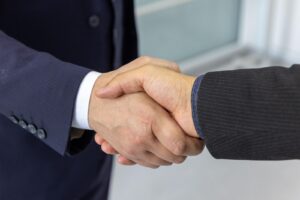 Handschlag zweier Gesch&auml;ftsleute